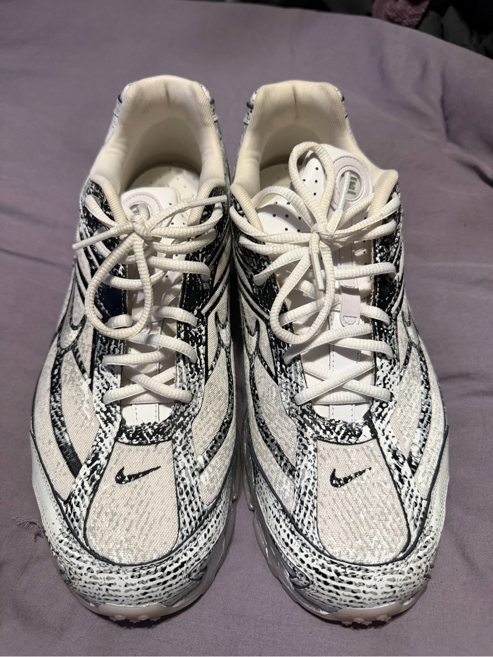 Nike Mens Shox White and Black Textured Athletic Sneakers